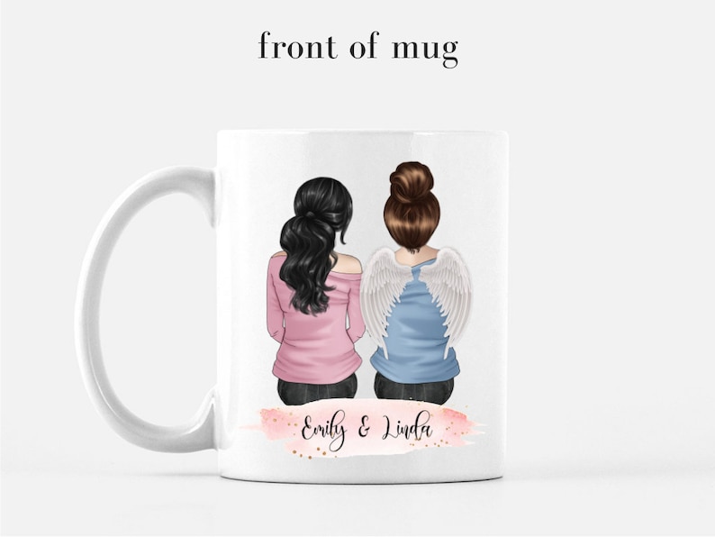 Puede incluir: Taza de cer&aacute;mica blanca con ilustraciones de dos mujeres de espaldas. Una mujer tiene el pelo negro y una blusa rosa, la otra tiene el pelo casta&ntilde;o y alas de &aacute;ngel. La taza tiene el texto "Emily & Linda" sobre un dise&ntilde;o de acuarela rosa.