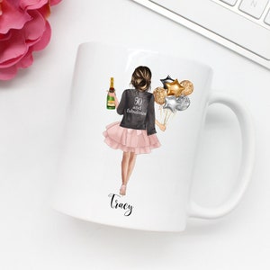 Peut inclure: Mug en c&eacute;ramique blanche avec un motif repr&eacute;sentant une femme tenant une bouteille de champagne et des ballons. Le texte "50 and fabulous" est sur la veste de la femme. Le nom "Tracy" est imprim&eacute; sur la tasse.