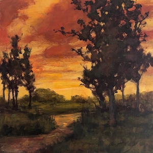 Puede incluir: Pintura al óleo que representa una puesta de sol sobre un paisaje. El cielo es una mezcla de tonos naranja y rojo, con siluetas oscuras de árboles en primer plano. Un camino conduce a una masa de agua.