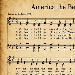 K&ouml;nnte beinhalten: Ein Druck auf Pergamentpapier im Vintage-Stil mit der musikalischen Notation und dem Text von America the Beautiful von Katharine L. Bates, 1893. Die Notenbl&auml;tter zeigen schwarze Notenlinien, Noten und Text auf einem gealterten, beigen Hintergrund.