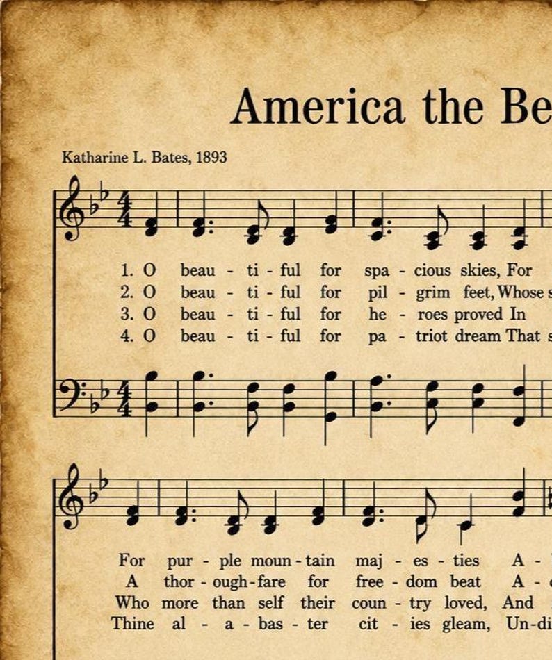 K&ouml;nnte beinhalten: Ein Druck auf Pergamentpapier im Vintage-Stil mit der musikalischen Notation und dem Text von America the Beautiful von Katharine L. Bates, 1893. Die Notenbl&auml;tter zeigen schwarze Notenlinien, Noten und Text auf einem gealterten, beigen Hintergrund.