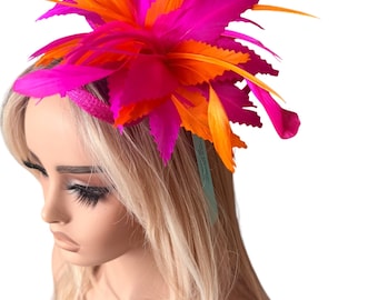 Tocado de plumas fucsia y naranja