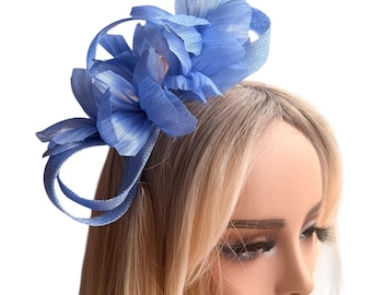 Tocado azul aciano (disponible a medida) para carreras de caballos y bodas.