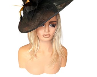Cappello nero con dettagli dorati.