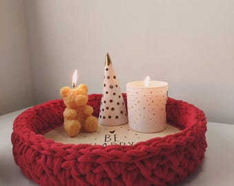 Bandeja de servir tejida a mano a crochet, base de madera, ideal para decorar el hogar.