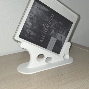E-reader/tabletstandaard • Minimalistisch • Handsfree lezen • Productfotografie • Literaire decoratie • Quillia
