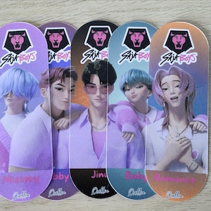 Può includere: Cinque segnalibri colorati con illustrazioni stilizzate di personaggi in stile anime. Ogni segnalibro ha una combinazione di colori diversa e un nome in basso. La parte superiore di ogni segnalibro riporta il testo "Six Boys" e un logo di un leone.