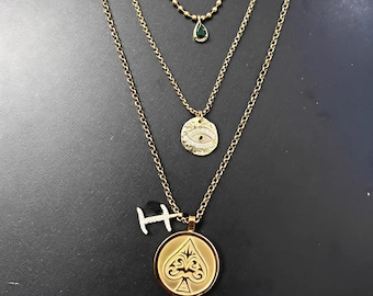 Collana con pendente a strati in metallo misto ispirata a Brad Pitt della Formula 1, asso di picche