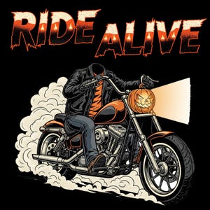 Puede incluir: Ilustración de un motorista sin cabeza en una motocicleta naranja y negra, con una calabaza tallada como cabeza. El texto "RIDE ALIVE" está encima del motorista. Fondo negro.