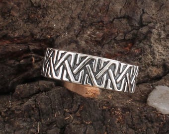 Bandring aus oxidiertem Sterlingsilber - handgemachter Statement-Schmuck