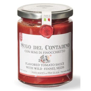 Puede incluir: Un tarro de cristal de salsa de tomate con semillas de hinojo silvestre. La etiqueta dice "SUGO DEL CONTADINO" y "FLAVORED TOMATO SAUCE WITH WILD FENNEL SEEDS". El tarro tiene una tapa plateada y un sello de cera rojo, con "MADE IN ITALY".