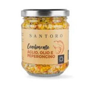 Puede incluir: Un tarro de cristal de condimento Santoro, lleno de una mezcla amarilla y naranja. La etiqueta dice "Condimento AGLIO, OLIO E PEPERONCINO" con una ilustración de pimiento. El tarro tiene una tapa plateada.