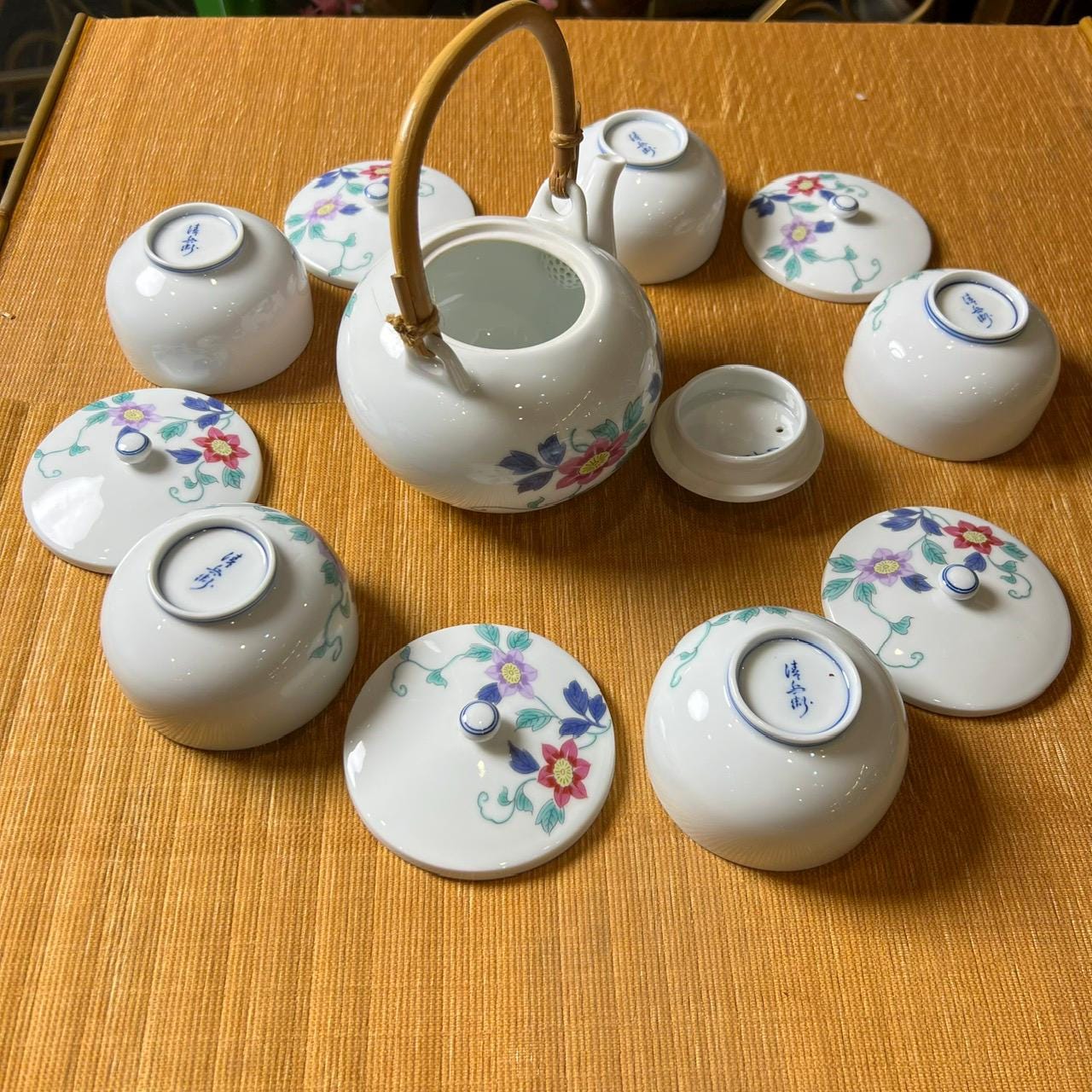 磁器の花柄ティーセット – 手描きのカラフルな花と竹のハンドル