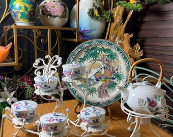 Juego de té floral de porcelana: flores coloridas pintadas a mano con mango de bambú. Tetera de cerámica asiática y tazas con tapa.