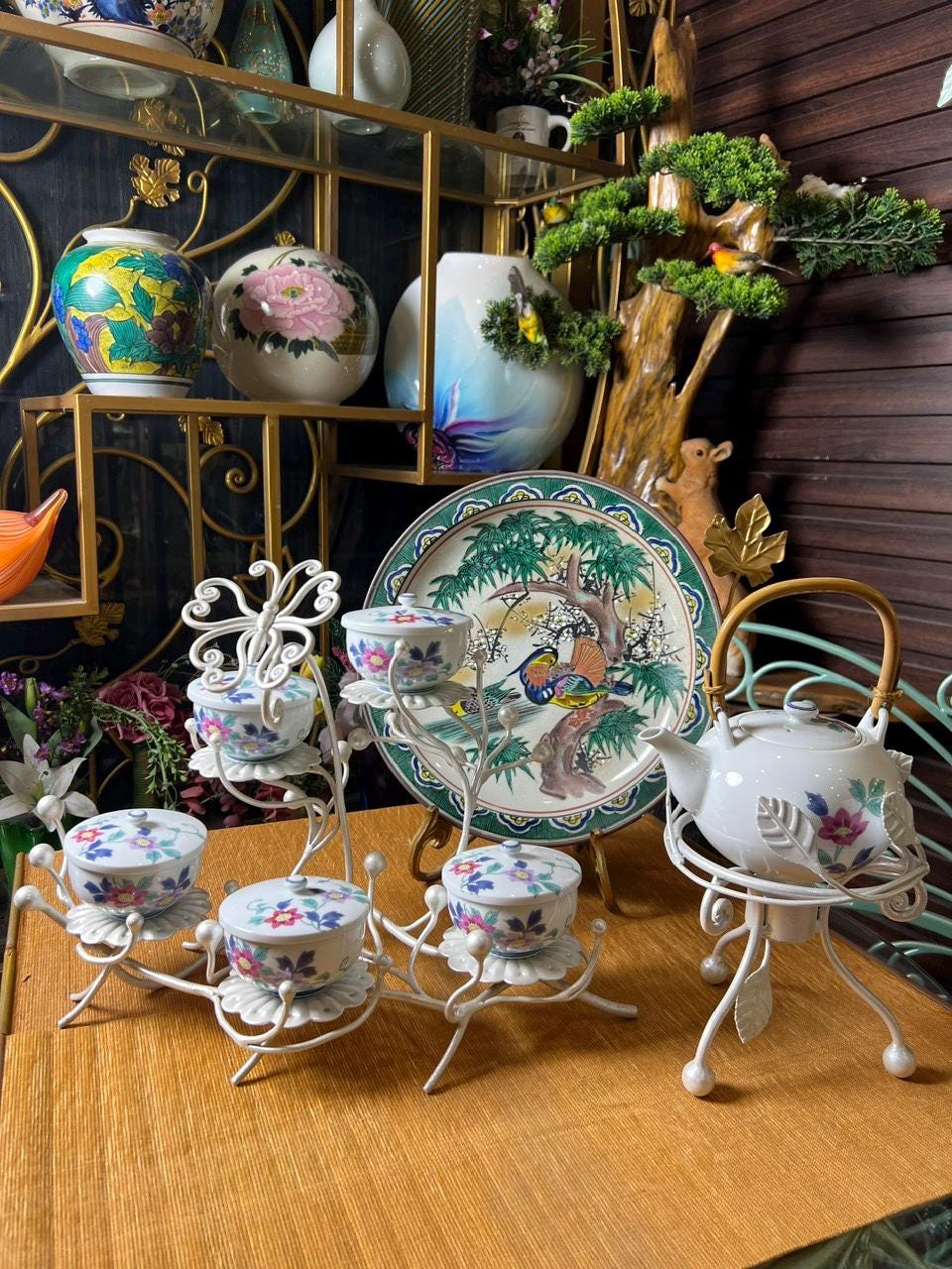 磁器の花柄ティーセット – 手描きのカラフルな花と竹のハンドル