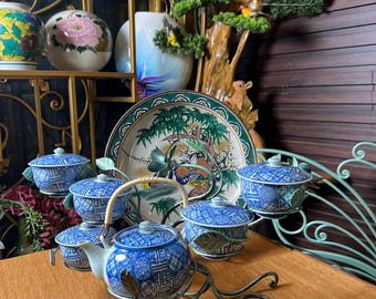 Juego de té de porcelana geométrica azul vintage: tetera de cerámica asiática pintada a mano con asa de bambú y tazas con tapa.