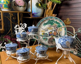 Juego de té vintage de porcelana japonesa con motivos florales azules, pintado a mano con crisantemos y asa de bambú. Tetera de cerámica asiática y tazas con tapa.