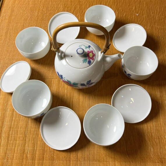 磁器の花柄ティーセット – 手描きのカラフルな花と竹のハンドル
