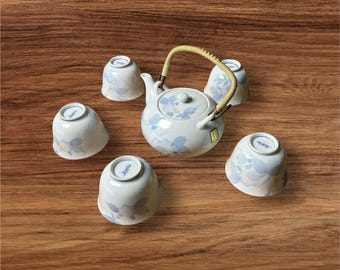Juego de té japonés vintage de cerámica con diseño floral azul pintado a mano. Tetera de porcelana con 5 tazas a juego.