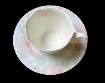 Juego de taza y platillo de porcelana vintage con diseño floral de rosas rosas. Porcelana fina. Regalo romántico. Hecho en Japón.