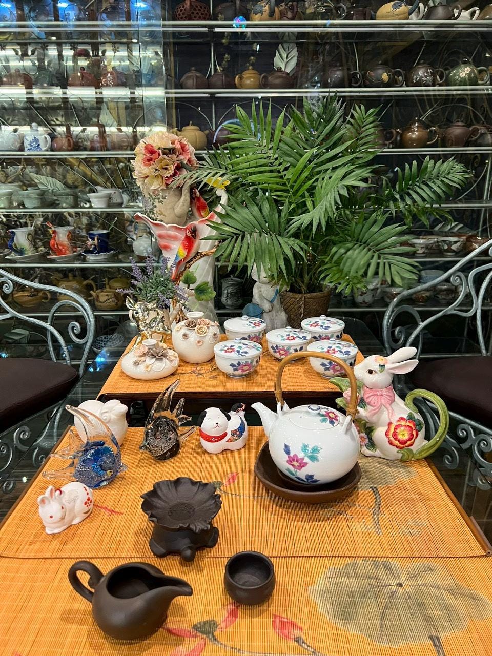 磁器の花柄ティーセット – 手描きのカラフルな花と竹のハンドル