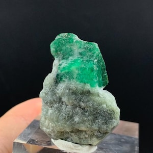 97 CT Natural Emerald Specimen Sample , Vivid Green Emerald Crsytal From Swat , Emerald Sample , Unique Decorative Stone