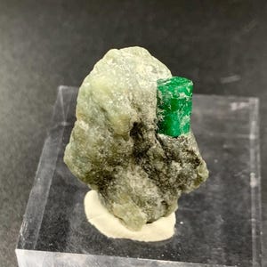 52 CT Natural Emerald Specimen Crystal , Vivid Green Emerald Crsytal From Swat , Emerald Sample , Unique Decorative Stone