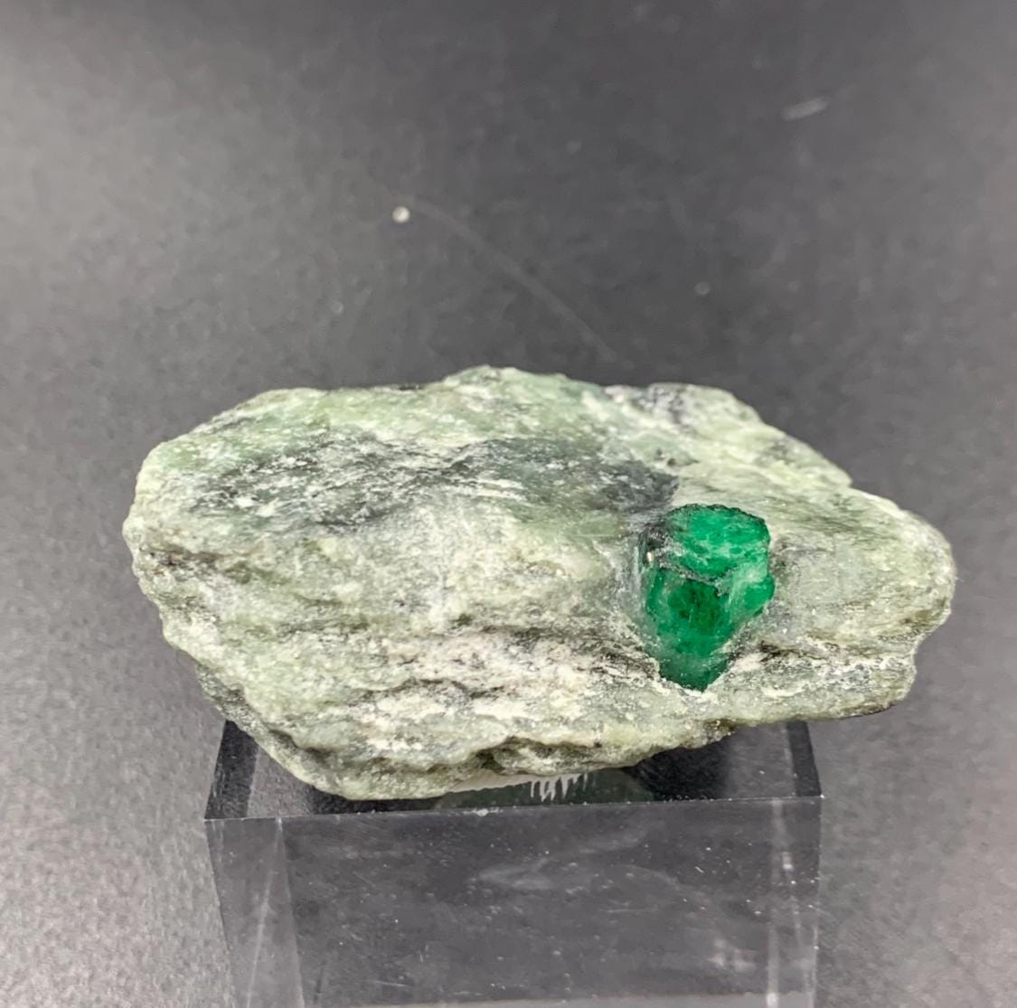 天然グリーンエメラルド標本 鮮やかなグリーンエメラルド結晶標本：スワット産264カラットの天然