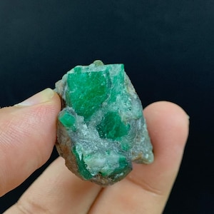 133 CT Natural Emerald Specimen Crystal , Vivid Green Emerald Crystal From Swat , Emerald Sample , Unique Decorative Stone