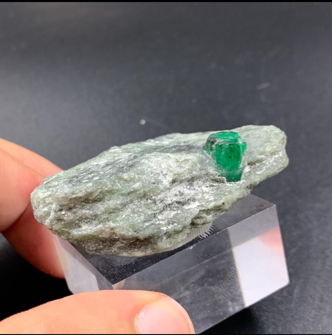 鮮やかなグリーンエメラルド結晶標本：スワット産264カラットの天然