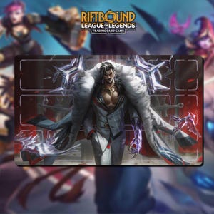 Puede incluir: Una alfombrilla de juego Riftbound League of Legends. La alfombrilla presenta una ilustración detallada de un personaje con un traje gris con un cuello de piel blanco. La alfombrilla tiene un fondo oscuro con un logotipo en la esquina superior izquierda.