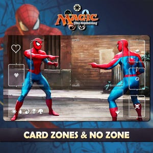 Puede incluir: Una alfombrilla de juego de Magic: The Gathering con Spider-Man se&ntilde;al&aacute;ndose a s&iacute; mismo. La alfombrilla tiene una combinaci&oacute;n de colores azul y rojo, con zonas de cartas y el texto "CARD ZONES & NO ZONE" en la parte inferior. El logotipo de Magic: The Gathering est&aacute; en la parte superior.
