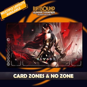 Può includere: Un tappetino da gioco rettangolare per il "Riftbound League of Legends Trading Card Game". Il tappetino presenta una guerriera con capelli rossi e armatura, che tiene due spade. Il tappetino ha zone carte e il testo "CARD ZONES & NO ZONE" e "MULTIPLE LAYOUTS AVAILABLE."