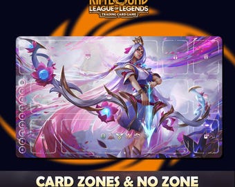 Op de afbeelding: Een rechthoekige speelmat voor het "Riftbound League of Legends Trading Card Game". De mat toont een gedetailleerde illustratie van een vrouwelijk personage met lang wit haar, die een zwaard vasthoudt. Het ontwerp bevat roze, paarse en blauwe bloemelementen.
