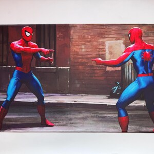Puede incluir: Alfombrilla de rat&oacute;n rectangular con el meme de dos personajes de Spider-Man se&ntilde;al&aacute;ndose. Los personajes, con sus trajes cl&aacute;sicos rojo y azul, se encuentran frente a una pared de ladrillos y una escena callejera.