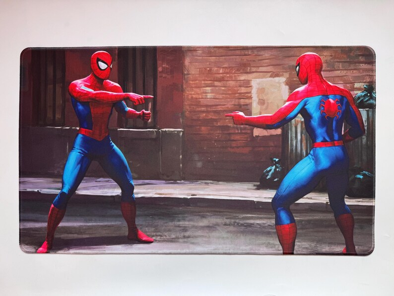 Puede incluir: Alfombrilla de rat&oacute;n rectangular con el meme de dos personajes de Spider-Man se&ntilde;al&aacute;ndose. Los personajes, con sus trajes cl&aacute;sicos rojo y azul, se encuentran frente a una pared de ladrillos y una escena callejera.