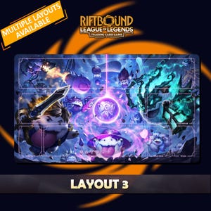 Op de afbeelding: Een rechthoekige speelmat voor het "Riftbound League of Legends Trading Card Game". De mat heeft een levendige illustratie met verschillende personages en de tekst "LAYOUT 3". In de linkerbovenhoek staat een gele banner met "MULTIPLE LAYOUTS AVAILABLE".