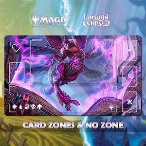 Op de afbeelding: Een rechthoekige speelmat voor het kaartspel Magic: The Gathering. De mat toont een paars en roze fantasie wezen met uitgestrekte armen, omringd door paarse energie. De tekst "CARD ZONES & NO ZONE" staat onderaan.