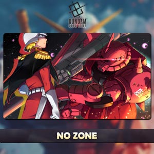 Puede incluir: Una alfombrilla de juego rectangular con un personaje de anime rojo y blanco y un robot rojo con una gran pistola. La parte superior de la alfombrilla tiene el texto "GUNDAM CARD GAME" y un logotipo. La parte inferior de la alfombrilla tiene el texto "NO ZONE".