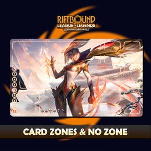 以下が含まれることがあります： Riftbound League of Legendsのトレーディングカードゲームプレイマット。白と金の衣装を着た女性キャラクターが、光る武器を持っています。マットにはカードゾーンのレイアウトがあり、「CARD ZONES & NO ZONE」というテキストがあります。
