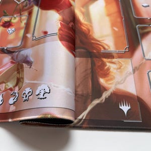 Puede incluir: Una alfombrilla de juego con un dise&ntilde;o de arte fant&aacute;stico, que presenta una figura pelirroja y varios s&iacute;mbolos. La alfombrilla tiene una ilustraci&oacute;n detallada con una paleta de colores de rojos, marrones y blancos, y est&aacute; dise&ntilde;ada para juegos de mesa.