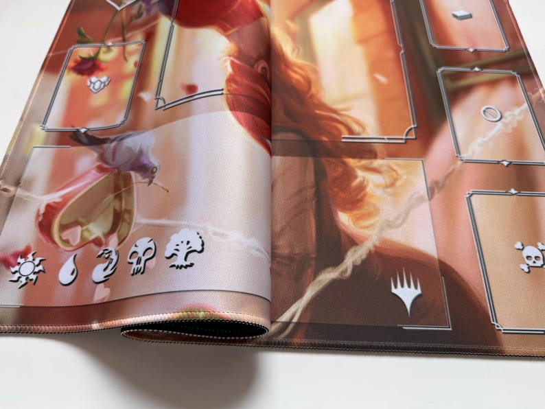 Puede incluir: Una alfombrilla de juego con un dise&ntilde;o de arte fant&aacute;stico, que presenta una figura pelirroja y varios s&iacute;mbolos. La alfombrilla tiene una ilustraci&oacute;n detallada con una paleta de colores de rojos, marrones y blancos, y est&aacute; dise&ntilde;ada para juegos de mesa.