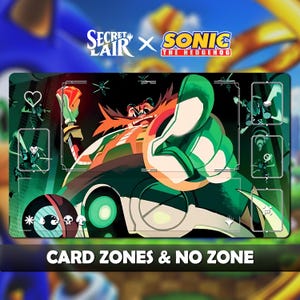 Puede incluir: Una alfombrilla de juego de cartas Secret Lair x Sonic the Hedgehog con el Dr. Eggman en un vehículo verde y blanco. La alfombrilla tiene zonas de cartas y el texto "CARD ZONES & NO ZONE" en la parte inferior.