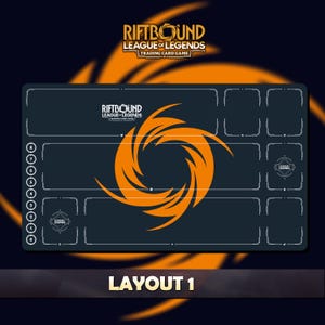 Pode incluir: Tapete de jogo de cartas colecionáveis azul escuro com um design de espiral laranja no centro. O tapete apresenta o texto "RIFTBOUND LEAGUE OF LEGENDS TRADING CARD GAME" e "LAYOUT 1". Possui áreas designadas para a colocação de cartas.
