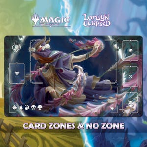 Op de afbeelding: Een Magic: The Gathering speelmat met een fantasie-illustratie van een figuur in een gewaad met bloemaccenten. De mat heeft kaartzones en de tekst "CARD ZONES & NO ZONE". Het kleurenschema omvat paars, blauw en roze.