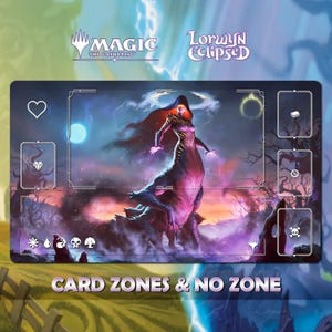 Op de afbeelding: Een Magic: The Gathering speelmat met een fantasie-illustratie van een figuur met een kap tegen een donkere, sfeervolle achtergrond. De mat heeft kaartzones en de tekst "CARD ZONES & NO ZONE".