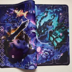 Op de afbeelding: Een gamingmat met een fantasiethema, met een levendige illustratie in tinten blauw, paars en oranje. Het kunstwerk toont personages met zwaarden en magische wezens. Genummerde ruimtes bevinden zich langs de linkerrand.
