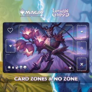 Op de afbeelding: Een Magic: The Gathering speelmat met een fantasie-illustratie van een wezen dat bloemen vasthoudt. De mat heeft zones voor kaarten en de tekst "CARD ZONES & NO ZONE". Het kleurenschema omvat paars, blauw en groen.