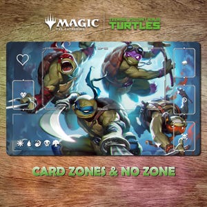 Puede incluir: Una alfombrilla de juego rectangular con las Tortugas Ninja de Magic: The Gathering. La alfombrilla muestra a las cuatro tortugas en poses de acción sobre un fondo azul. Las palabras "CARD ZONES & NO ZONE" están impresas en la parte inferior.