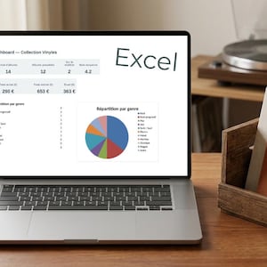 Peut inclure: Un ordinateur portable argenté affichant un tableau de bord Excel intitulé Collection Vinyles avec des données numériques et un graphique en secteurs coloré. L'écran présente divers genres musicaux et chiffres financiers sur un bureau en bois.